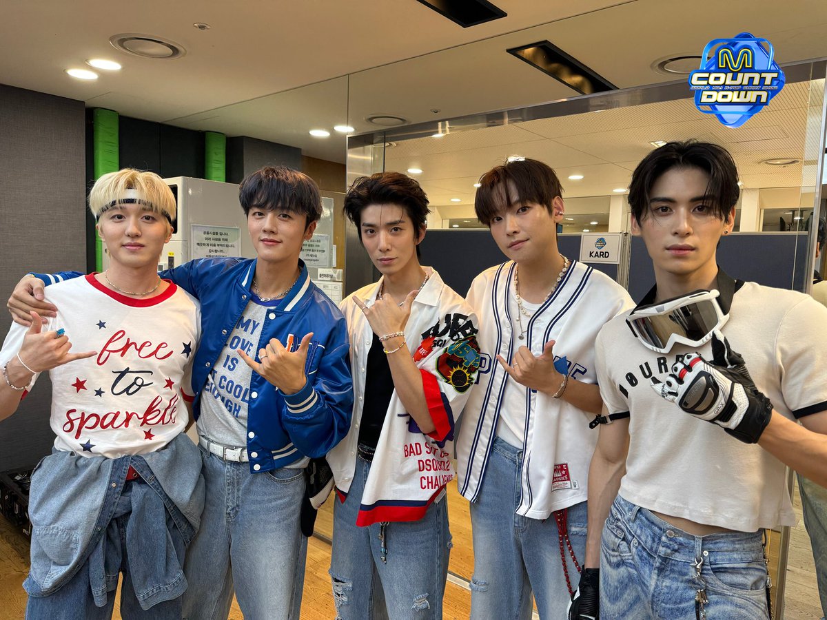 MnetMcountdown's tweet photo. ✨셉구✨가 있어서 엠카는
I'm Fine :)...🙃

어깨피고… 걱정말고
행복하자… 행복하자? 
걱정하지 말고 행복하자!!
(인성 SBN의 MZ력... 따라가기 어렵네요)
Don’t Worry Be Happy
#SF9 #Dont_Worry_Be_Happy https://t.co/A5Wu9MGwy3