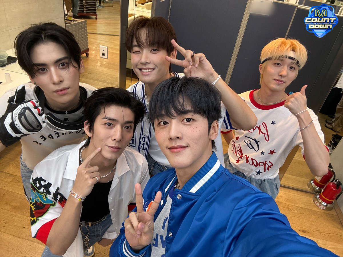 ✨셉구✨가 있어서 엠카는
I'm Fine :)...🙃

어깨피고… 걱정말고
행복하자… 행복하자? 
걱정하지 말고 행복하자!!
(인성 SBN의 MZ력... 따라가기 어렵네요)
Don’t Worry Be Happy
#SF9 #Dont_Worry_Be_Happy