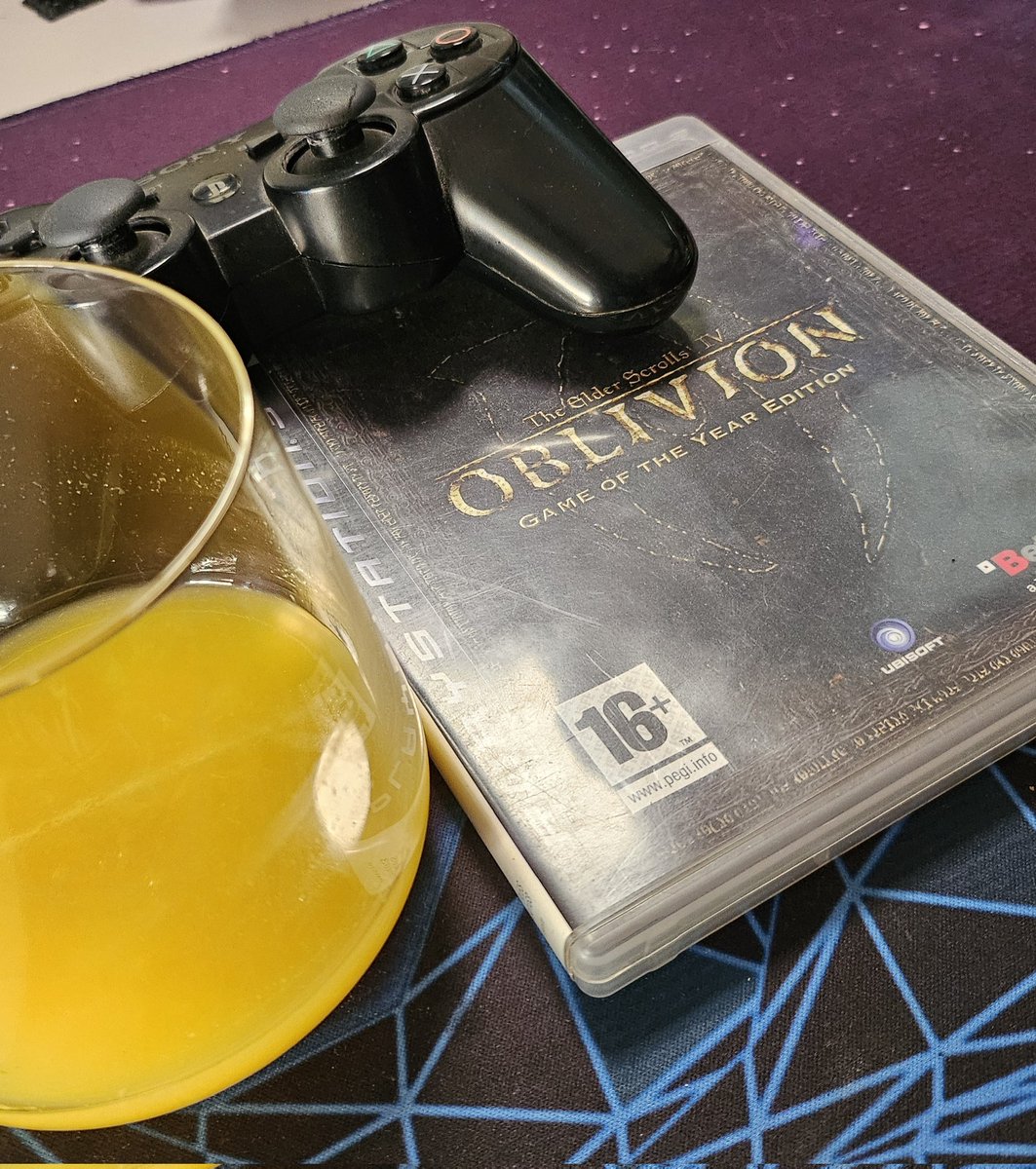 Le p'tit déj sur Oblivion, c'est parti!
Ça va chiller en essayant d'amadouer les pnj 👌

-> twitch.tv/dovahdiine 

#Oblivion #ElderScrolls