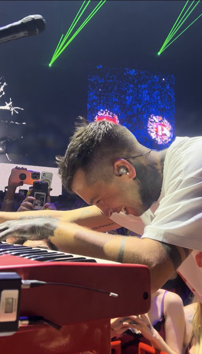 neonmigraine's tweet photo. I LOVE HIM SO MUCH https://t.co/zg4J24jAJy