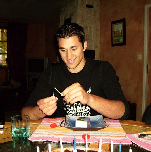 InstitutJustice's tweet image. 22 août 2009. Jérémy rêvait de devenir policier comme son père. Ce jour-là il s'interpose dans une bagarre.

 Il est poignardé et décède sur place. Les coupables seront libres dans l'attente du procès. Un seul sera condamné à 15 ans de prison.

N'oublions jamais Jérémy Censier.