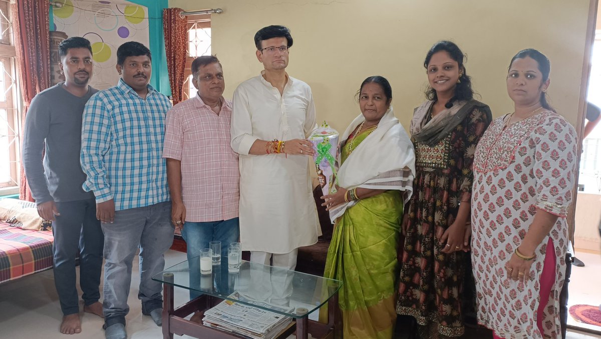 ghatge_raje's tweet photo. तू चाल पुढं पुढं...

आपल्या आजरा तालुक्यातील उत्तूर गावात वास्तव्यास अ��णाऱ्या राष्ट्रपती विजेत्या सौ. रेश्मा रविंद्र करबली यांची दौऱ्यादरम्यान भेट घेतली आणि संवाद साधला. ३८ वर्षे ६ महिने शिक्षक म्हणून प्राथमिक शाळेत सेवा बजावल्यानंतर मुख्याध्यापिका म्हणून सेवान��वृत्त झालेल्या करबली मॅडम यांचे पती श्री. रविंद्र करबली हे गोकुळ दूध संघातून ३५ वर्षे सेवा प्रदान करून निवृत्त झाले आहेत. 

या दोघांच्याही भेटीवेळी अनेक जुन्या आठवणींना उजाळा मिळाला आणि अनेक गोष्टींवर सविस्तर चर्चा झाली. त्यांच्याकडून अनेक पिढ्या घडल्या असून भविष्यातही त्यांनी सदैव आमच्यासोबत राहावे, अशी इच्छा यावेळी व्यक्त केली.

#retirement #greetings #Congratulations