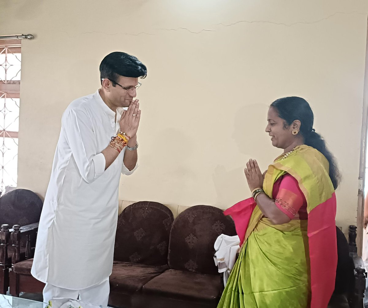 ghatge_raje's tweet photo. तू चाल पुढं पुढं...

आपल्या आजरा तालुक्यातील उत्तूर गावात वास्तव्यास अ��णाऱ्या राष्ट्रपती विजेत्या सौ. रेश्मा रविंद्र करबली यांची दौऱ्यादरम्यान भेट घेतली आणि संवाद साधला. ३८ वर्षे ६ महिने शिक्षक म्हणून प्राथमिक शाळेत सेवा बजावल्यानंतर मुख्याध्यापिका म्हणून सेवान��वृत्त झालेल्या करबली मॅडम यांचे पती श्री. रविंद्र करबली हे गोकुळ दूध संघातून ३५ वर्षे सेवा प्रदान करून निवृत्त झाले आहेत. 

या दोघांच्याही भेटीवेळी अनेक जुन्या आठवणींना उजाळा मिळाला आणि अनेक गोष्टींवर सविस्तर चर्चा झाली. त्यांच्याकडून अनेक पिढ्या घडल्या असून भविष्यातही त्यांनी सदैव आमच्यासोबत राहावे, अशी इच्छा यावेळी व्यक्त केली.

#retirement #greetings #Congratulations