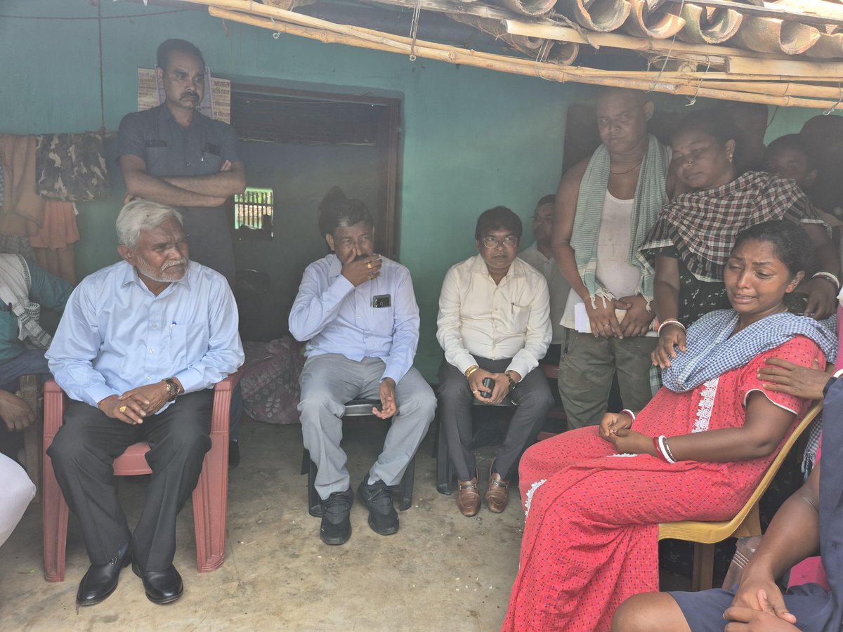 ChampaiSoren's tweet photo. कल एक सड़क दुर्घटना में मेरी सुरक्षा में तैनात चालक सह सुरक्षाकर्मी विनय कुमार बाँसिंह का निधन हो गया था।

आज प. सिंहभूम जिले के खूंटपानी प्रखंड अंर्तगत भोया गांव में उनकी समाधि स्थल पर पुष्प चक्र अर्पित कर, उन्हें श्रद्धांजलि दिया। मेरी संवेदनाएं शोक-संतप्त परिवार के साथ हैं। https://t.co/OqZBtEO1lE