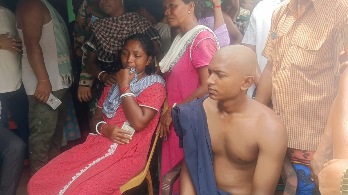 ChampaiSoren's tweet photo. कल एक सड़क दुर्घटना में मेरी सुरक्षा में तैनात चालक सह सुरक्षाकर्मी विनय कुमार बाँसिंह का निधन हो गया था।

आज प. सिंहभूम जिले के खूंटपानी प्रखंड अंर्तगत भोया गांव में उनकी समाधि स्थल पर पुष्प चक्र अर्पित कर, उन्हें श्रद्धांजलि दिया। मेरी संवेदनाएं शोक-संतप्त परिवार के साथ हैं। https://t.co/OqZBtEO1lE