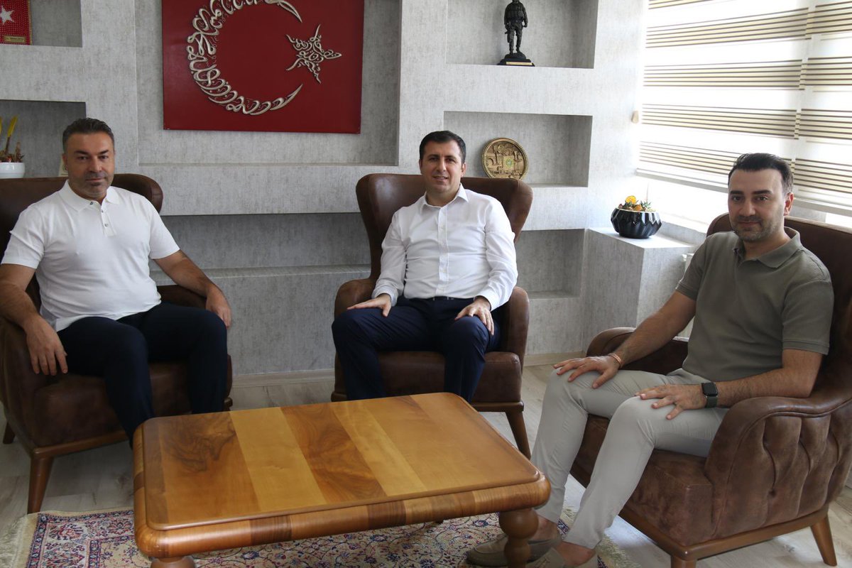 Karaköprü Kaymakamı Sn.Orhan Altun 'a makamında hayırlı olsun ziyaretinde bulunduk.