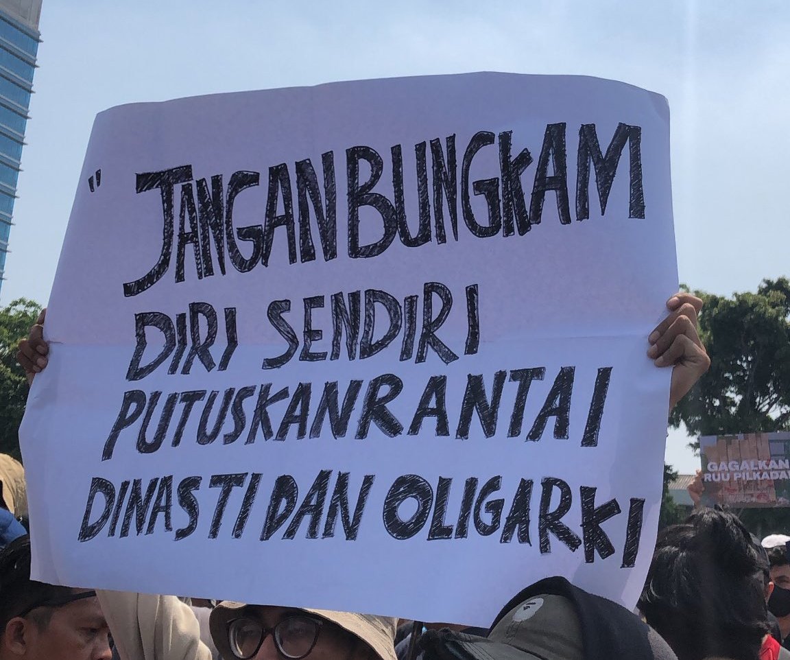 schcampus's tweet image. DROP THE HT! 
#KawalPutusanMk 
#TolakPilkadaAkal2an 
#TolakPolitikDinasti