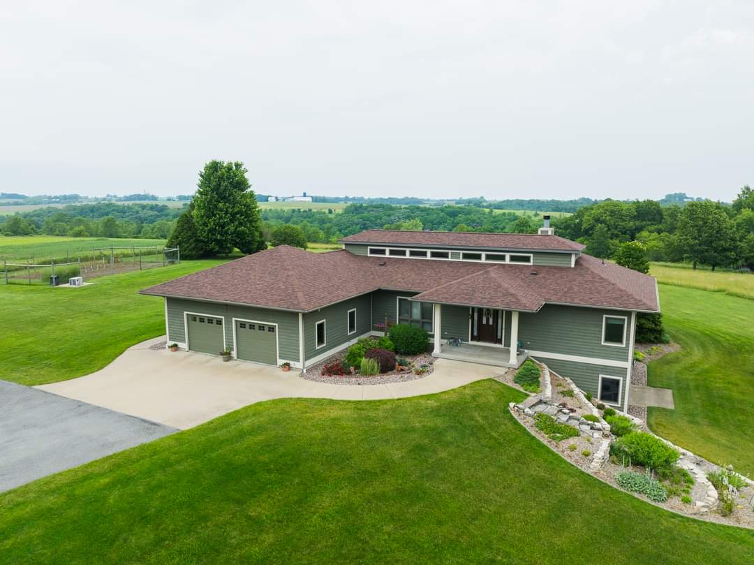 KickapooRoofing's tweet image. Despite all the rain, our team has completed some beautiful projects this year! 🌧

Enjoy the look of these beautiful roofs with the best quality shingles installed from @MalarkeyRoofing