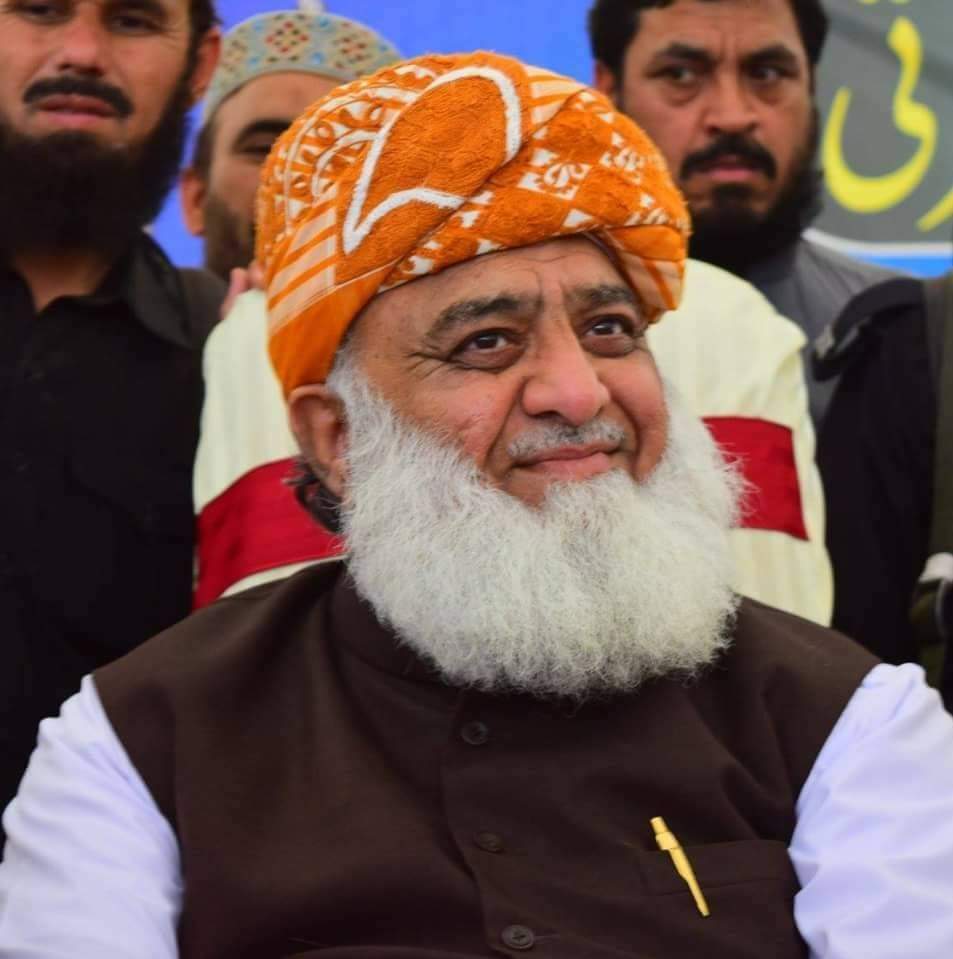 مجھے اللہ نے عدالت سے بچائے رکھا۔72 برس کا ہوگیا ہوں آج پہلی بار سپریم کورٹ میں پیش ہو رہاہوں، اپنی ذات کےلیے نہیں آقاﷺ  کی ختم نبوت کے تحفظ کےلیے
مولانا فضل الرحمان
#ترجمان_ختم_نبوت_مولانا