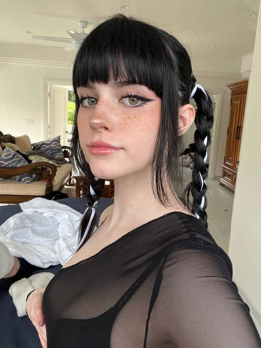 Beautiful mistress 👿🥹

#findom #mistress #goddess #femdom #chastity #footfetish #abdl #slaves #subs