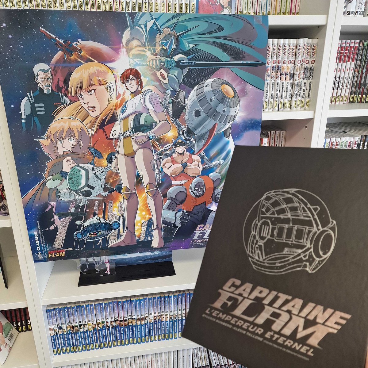 EditionsKana's tweet photo. Concours Capitaine Flam !

Pour la sortie de l'album "L'Empereur Éternel" le 27 septembre en édition simple et collector, on vous fait remporter 3 superbes posters dessinés par Alexis Tallone !

Pour participer, il suffit de RT ce post.

Tirage le 29/08 ! https://t.co/zhjJjgegdc