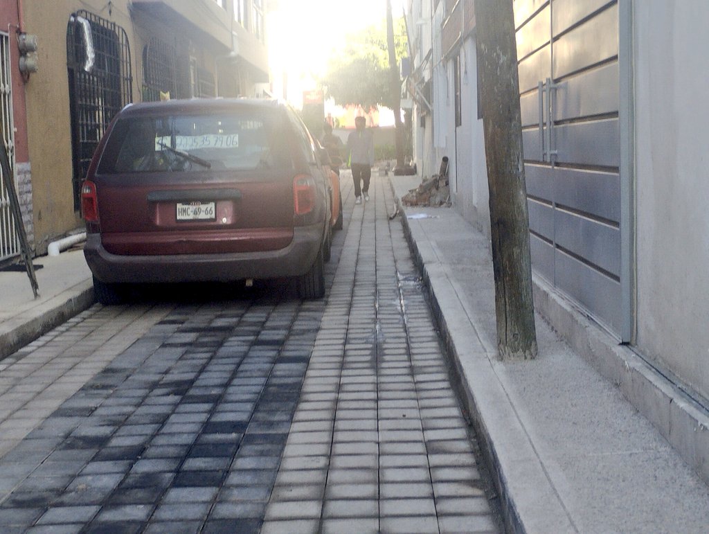 AlexxLibrero's tweet photo. No veo a los que se negaron a la peatonalización bajo el argumento de adultos mayores o ambulancias quejarse de "¿y si un 👨🏽‍🦳mayor tiene que pasar por ahí en silla de ruedas?" o ¿y cómo va a pasar una ambulancia por ahí?"
Ya ven que no les interesa la gente, solo su 🅿️ en la calle https://t.co/mbonJXRNH4