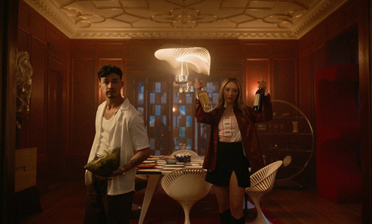 DiscussingFilm's tweet image. First look at ‘IT’S WHAT’S INSIDE’.

The horror film follows a group of friends who gather for a pre-wedding party that descends into an existential nightmare when an estranged friend arrives with a mysterious game.

Releasing October 4 on Netflix.