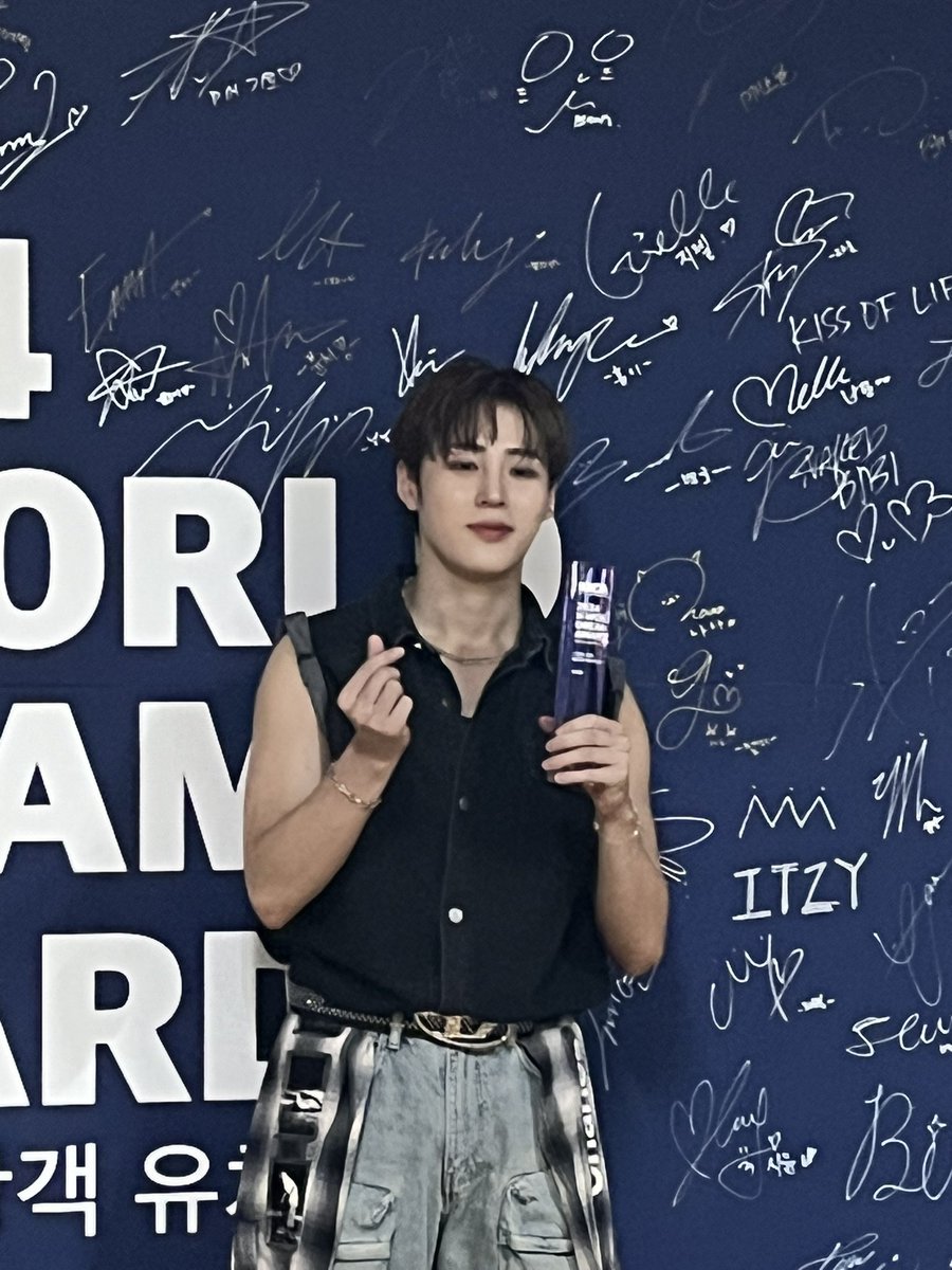 gooreumseng's tweet image. 하늘 여러분~~!!
저 상 받았어요~~
축하해 주셔서 너무 감사하고
이 기쁨을 같이 나누고 싶습니다🩷
앞으로도 더 열심히 열심히 해보겠습니다.
사랑합니다❤️
#하성운 #하늘 #사랑해 #kworldreamawards #퍼포먼스상 #감사합니다