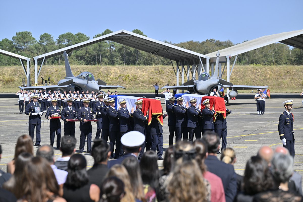 Honneurs à nos deux frères d’armes. 

Ce matin, les honneurs funèbres militaires ont été rendus au commandant Sébastien Mabire et au capitaine Matthis Laurens, morts en service aérien commandé, le 14 août dernier.