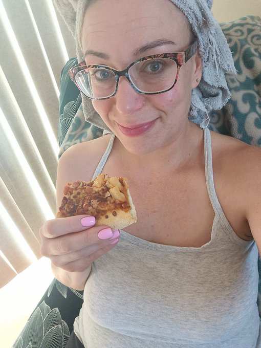 Aaah Thursday. Leftover pizza for breakfast.  Mom things to do this morning and then I'll be back to<a href="/tag/tgif"class="tags"><span>#tgif</span></a>