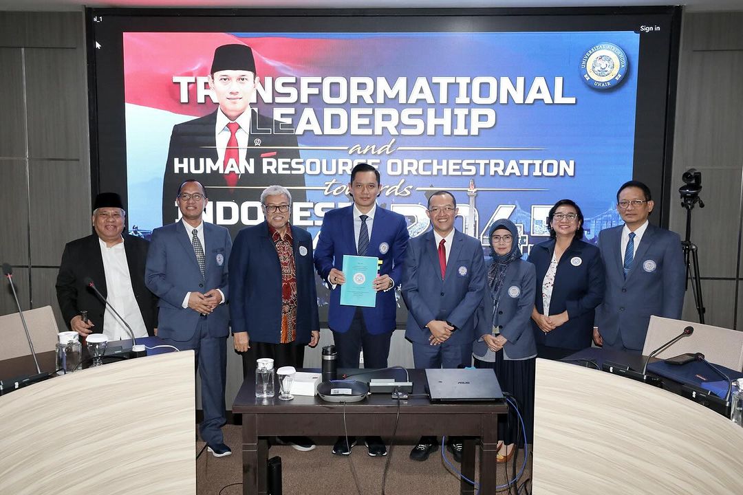 Agus Harimurti Yudhoyono (AHY) (@agusyudhoyono) on Twitter photo Alhamdulillah, saya bersyukur hari ini (22/8) bisa menjalanakan salah satu tahapan penting yaitu “Ujian Kelayakan” pada program Doktoral bidang Pengembangan Sumber Daya Manusia di <a href="/Unair_Official/">Universitas Airlangga</a> Surabaya. Saya ucapkan terima kasih kepada para Guru Besar, para Dosen, dalam hal Alhamdulillah, saya bersyukur hari ini (22/8) bisa menjalanakan salah satu tahapan penting yaitu “Ujian Kelayakan” pada program Doktoral bidang Pengembangan Sumber Daya Manusia di <a href="/Unair_Official/">Universitas Airlangga</a> Surabaya. Saya ucapkan terima kasih kepada para Guru Besar, para Dosen, dalam hal