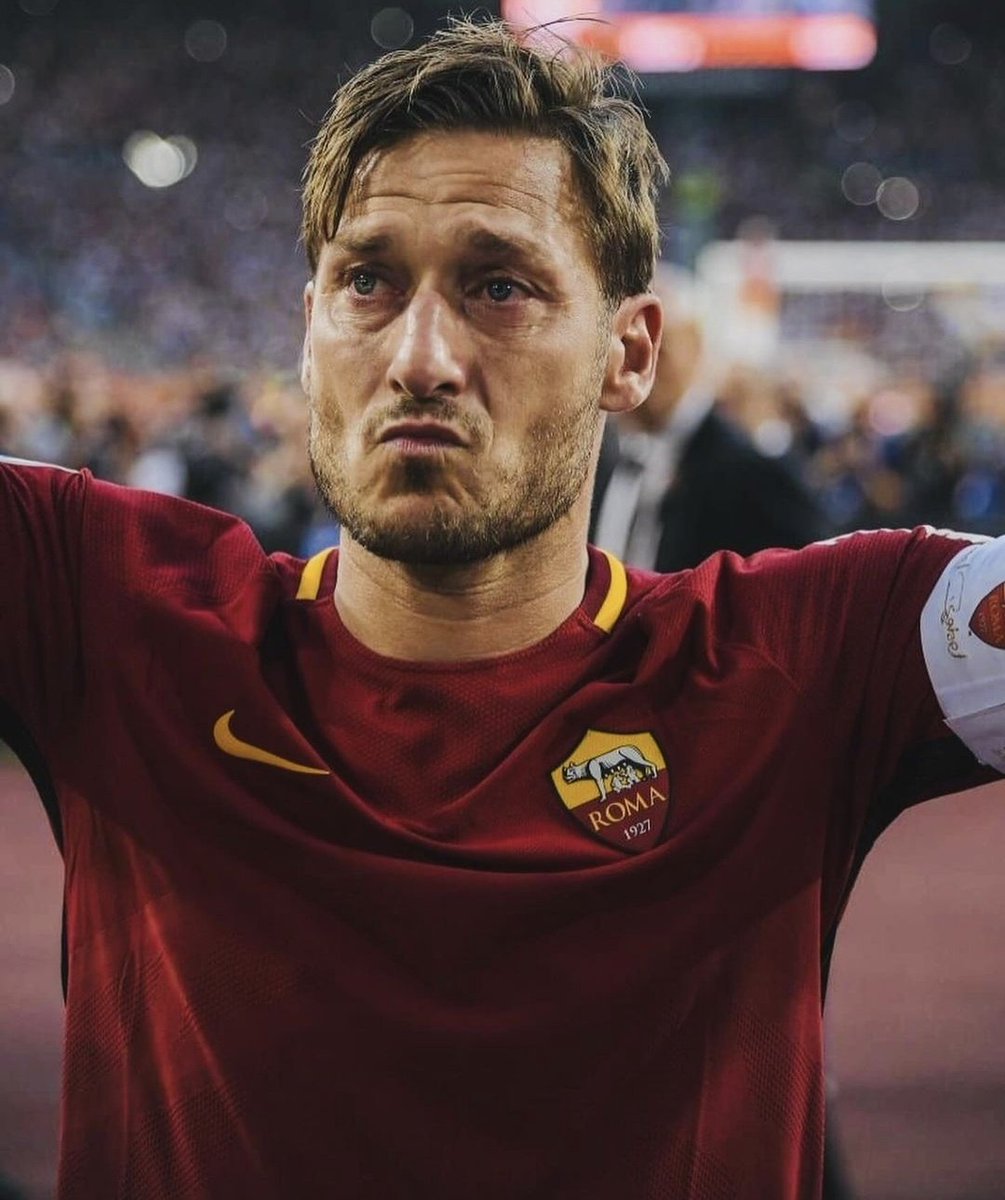ParliamodiASR's tweet photo. Ogni giorno dovremmo ringraziarti per quello che ci hai donato.
Avresti potuto fare tutto quello che volevi, sei rimasto sempre con noi.

Grazie @Totti! https://t.co/OlI5ng8HvU