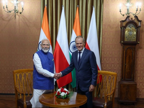 AsianNewsInter1's tweet photo. PM Modi holds talks with Polish counterpart; India, Poland elevate ties to Strategic Partnership

Read @ANI Story | https://t.co/kw36KqP6qz
#MEA #PMModi #India #Poland #DonaldTusk #strategicpartnership #Defenceties https://t.co/042xFmXV5m