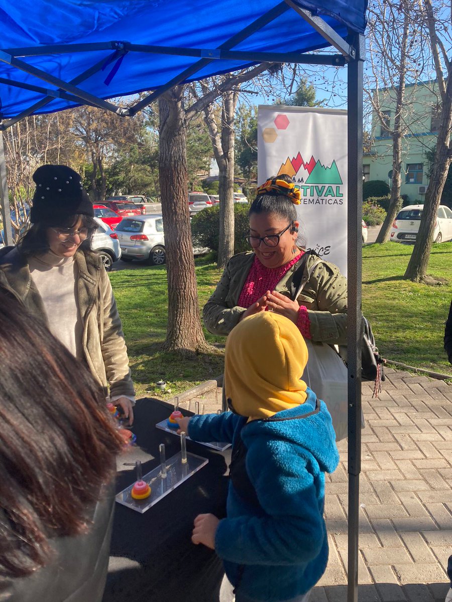 Colaborando con la iniciativa Congreso Futuro en tu Comuna. 

Ya estamos instalados en la entrada del Hospital Roberto del Río. 

Hasta las 12 hrs; abierto a todo el público ;) 

<a href="/SociedaddeMate1/">Sociedad de Matemática de Chile</a>