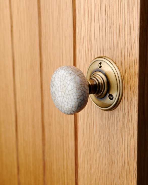 assaabloyie's tweet photo. Featuring: Ivory Crackle Porcelain door knob by Carlisle Brass

Exuding character &amp; warmth, this door knob is mushroom-shaped on a Florentine bronze stem &amp; rose. The pale brown crackle glaze gives an aged appearance ideal for any traditional home

Shop➡️ https://t.co/Bgf6tuotki https://t.co/kJf2jm0xIH