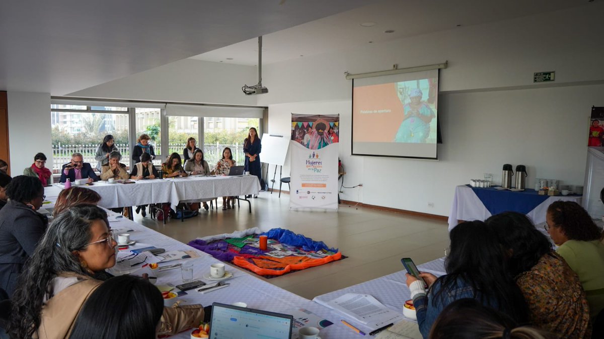 #AEstaHora ⏰| Nuestra directora <a href="/GloriaCuartas/">Gloria Cuartas</a> participa en el encuentro que busca analizar avances, obstáculos y retos de las mujeres en la construcción de la paz territorial en el programa “Mujeres que inciden en la Paz” (WAP). 🧵1/3