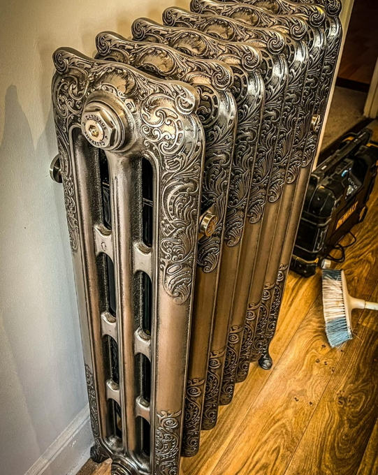 Rainmaker1973's tweet photo. Radiator design went through numerous stages, with continual improvement, particularly during the Victorian period, when cast iron became a decorative material within the home.

This intricately detailed pattern reflects the Art Nouveau aesthetic that emulates the grandeur of the interiors found in Victorian and Edwardian-era homes.

[📸 Stéphane Kiefer]