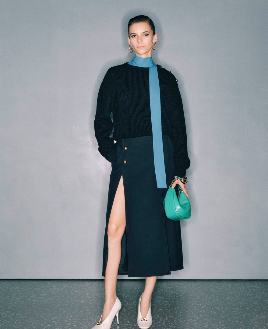 GraziaIndia's tweet image. #GraziaFashion As temperatures fall, designers bring back drama to the runways – here’s a look at all the Pre-Fall 2024 trends to follow, recreate and bookmark.

grazia.co.in/fashion/as-tem…

#Fashion #PreFall #Fall #Autumn #Dressing #Style #Inspo #Trending #Runway #2024