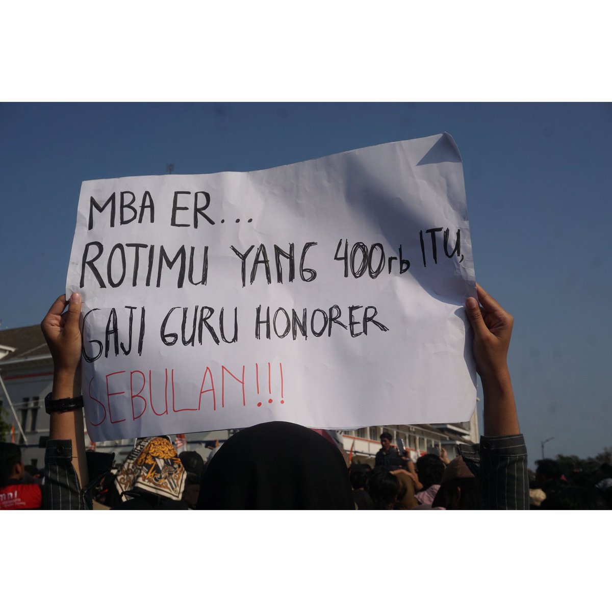 Dulu saya sangat mengidolakan keluarga Jokowi. Banyak alasan mengapa saya mengidolakannya. Salah satunya karena kesederhanaan.

Saya yakin, mungkin banyak juga teman2 yang alasannya sama. Tapi Maaf, ternyata saya telah salah menilai. Semua itu tdk sesuai fakta skrg!

Memang sih