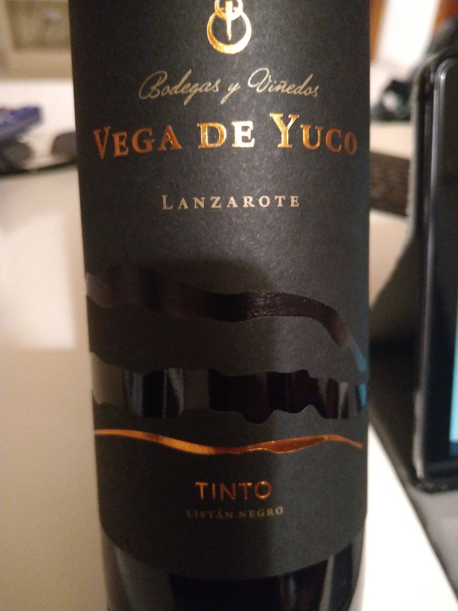 GeologistsCat's tweet image. Today is #VolcanoThursday &amp;amp; the picture is again from the #volcanic island #Lanzarote. Can you see the semicircles made of #rocks? Each hosts a #grapevine. Here a layer of volcanic ash collects can store humidity&amp;amp; protects the plants from the wind. 
Prost Cheers
#geologywithcats