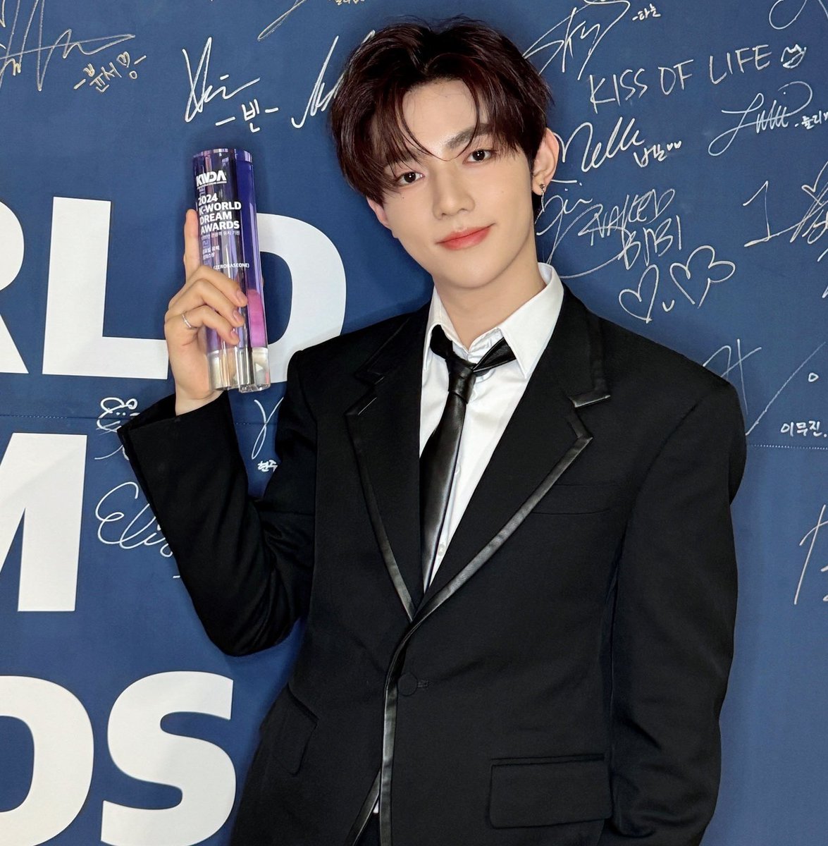 #ZHANGHAO is

- the FIRST &amp; ONLY foreign idol to win an inkisang at the CCMAs
- the FIRST &amp; ONLY foreign artist to win an award at the BDSAs
- the FIRST &amp; ONLY foreign solo male artist to win an award at the KWDAs

#장하오 #章昊