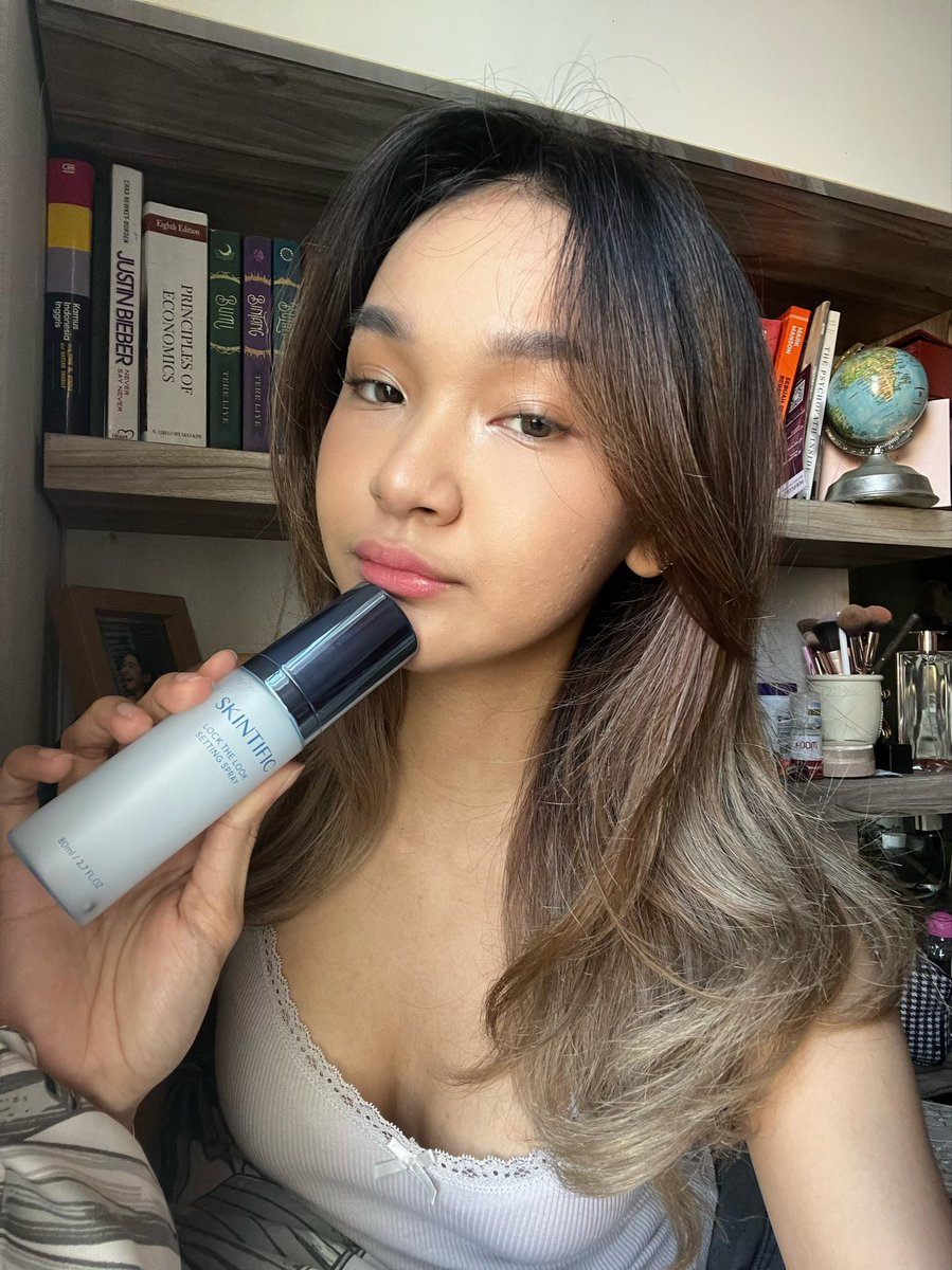 sweeturcandy's tweet photo. anak baru dari skintific yg bikin makeup anti longsor👊🏻👊🏻👊🏻 #SlaySpraySeal #SKINTIFICSettingSpray #racuninmakeup https://t.co/QQPr9phXSx
