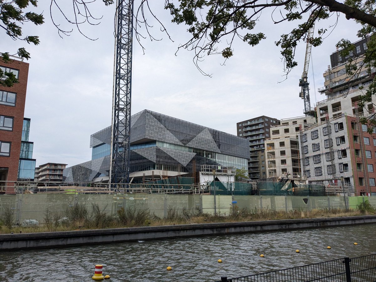 Stadshuis #Nieuwegein raakt ingekapseld tussen de woningbouwambities.