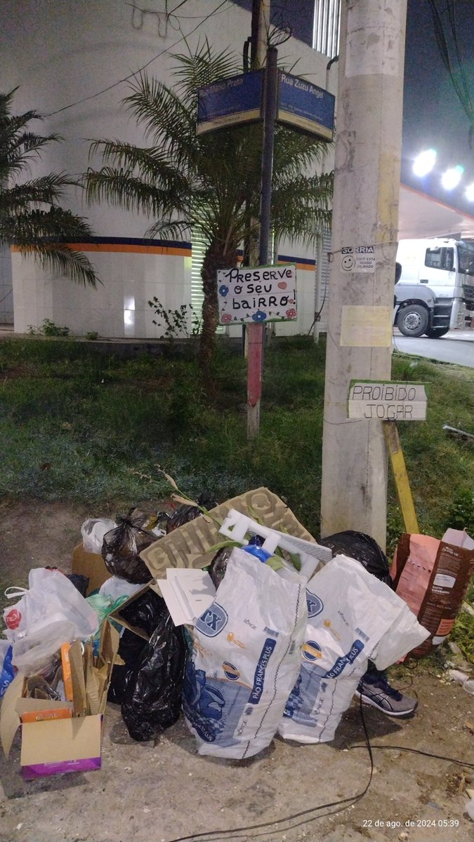 apsoares1979's tweet photo. Prezadas autoridades e órgãos competentes. Gostaria de alertá-los sobre o descaso da Comlurb com as ruas Zuzu Angel e Mário Prata, em Campo Grande. O lixo é coletado das casas, porém está sendo deixado constantemente na esquina das ruas, causando acúmulo de lixo, mal cheiro... https://t.co/JcV98z6knD