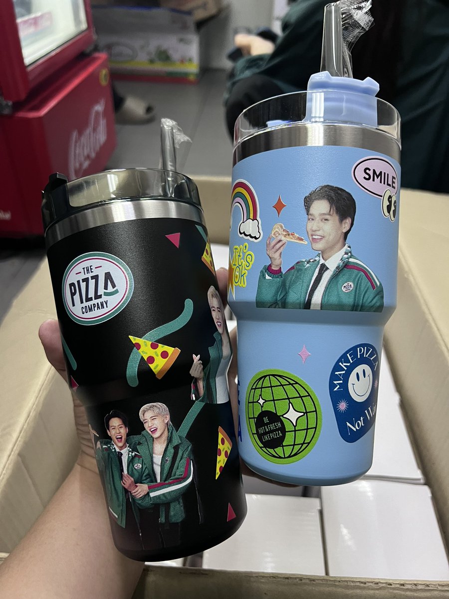 ApBxss's tweet photo. @thepizzacompany ขออนุญาตคับ ใครมองหาแก้วน้ำไปทานในคอน #billkin #ppkritt แก้วลิมิเต็ดของแท้จากหน้าร้าน Pizza 🍕 ราคาเพียง 599฿ เหลือเพียง 15 ใบสุดท้ายเเย้วว !!!! สนใจ dm มาได้เลยงับบ 💖 (เป็น พนง. เองจ้า) #BillkinEntertainment  #ppkrittEntertainment #DoubleTroubleConcert https://t.co/1ie0JnNkD0