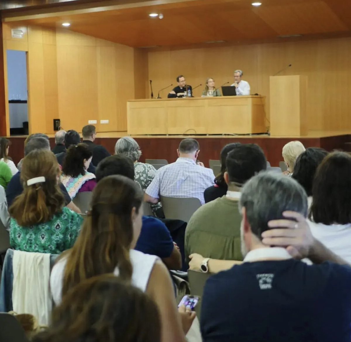 Hoy en el XIX Encuentro de familias de <a href="/architoledo/">Archidiócesis de Toledo</a> en #Fatima José Luis y Magüi de <a href="/ProyectoAmorCon/">ProyectoAmorConyugal</a> nos hablan de la complementariedad de la vocación familiar y sacerdotal  Todo un regalo!!❤️ # familadedios #Familiasenfatima