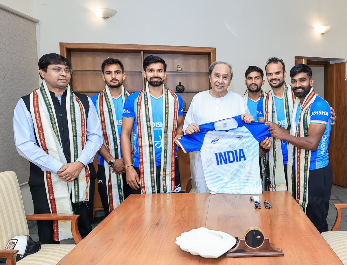 Now, the thanksgiving is complete. Indian team and Hockey India president with hockey's godsend &amp; messiah <a href="/Naveen_Odisha/">Naveen Patnaik</a>