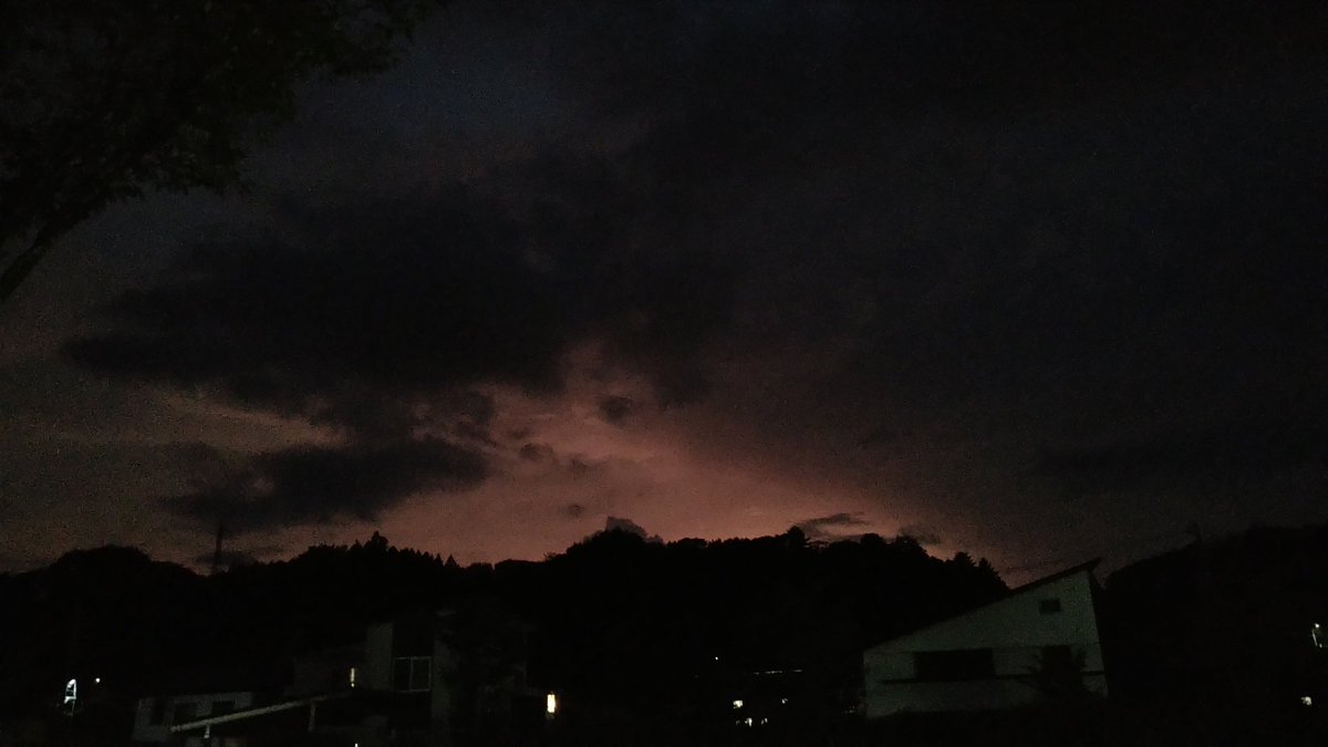 manba36's tweet photo. 西の空が異様に赤い。１９時ごろ。
２枚目・３枚目は１４時頃。夏と秋の雲が同居。 https://t.co/wJf7byivyk
