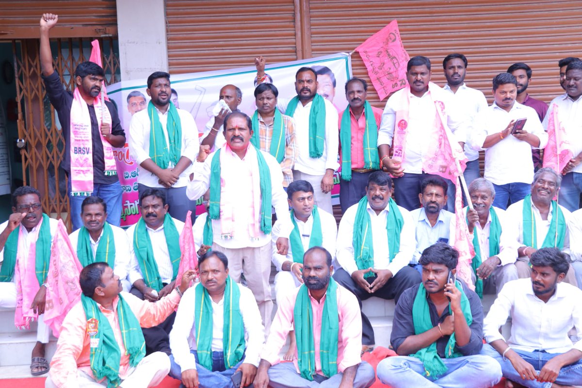 PVKBRSV's tweet photo. పూర్తి రైతు రుణమాఫీ కోసం రైతుల పక్షాన రణం చేస్తాం #BRS పార్టీ రాష్ట్ర నాయకులు :- @RakeshReddyBRS
#BRS పార్టీ వర్కింగ్ ప్రెసిడెంట్ @KTRBRS పిలుపు మేరకు #StationGhanpur నియోజకవర్గంలోని ధర్మసాగర్ మండల కేంద్రంలో #APGVB బ్యాంక్ ముందు జరిగిన ధర్నాలో పాల్గొనడం జరిగింది. https://t.co/HUCEOG7oiG