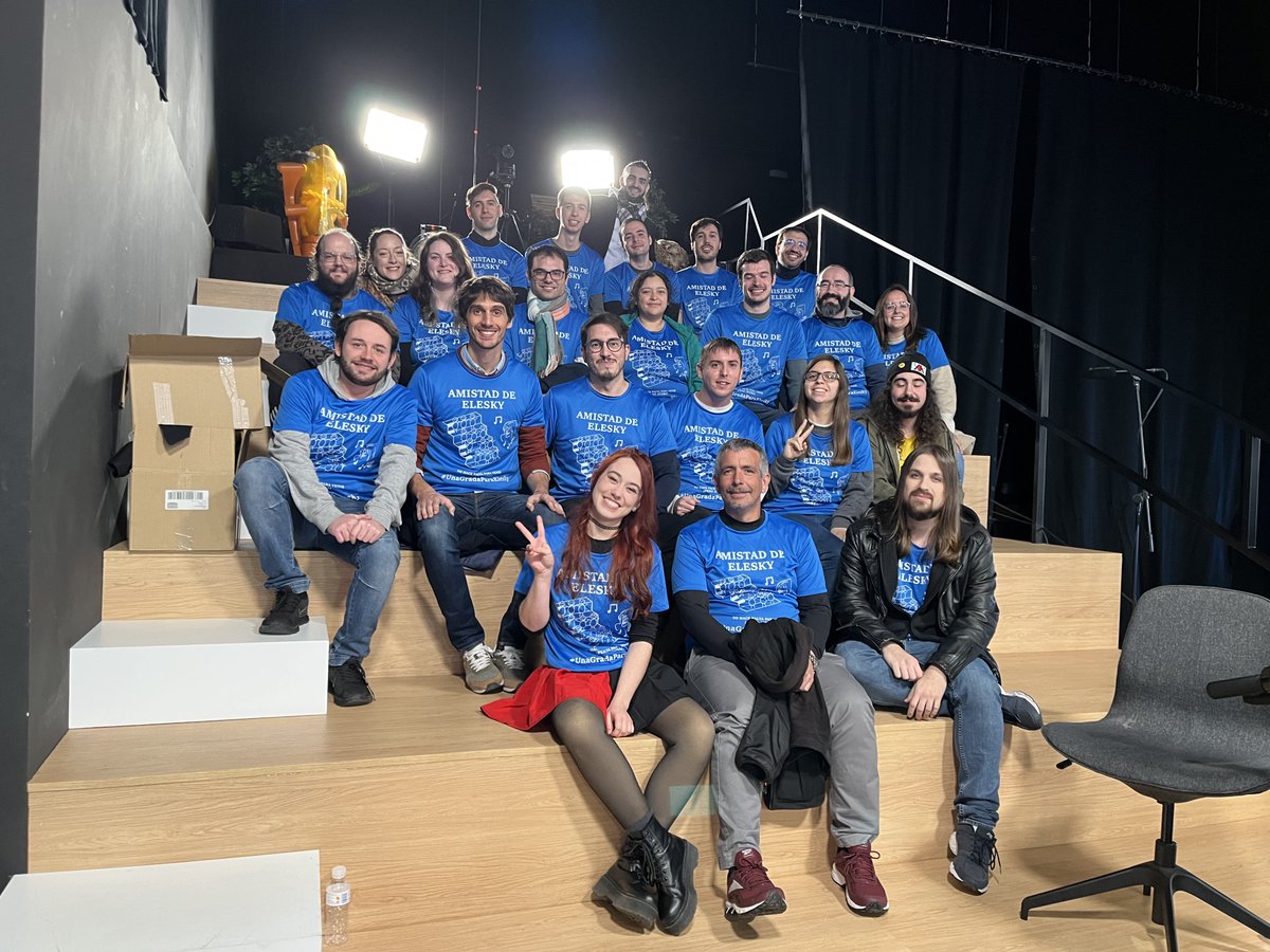 Esta chica hoy cumple años! y esto es todo lo que consigue! Emana felicidad, es talent... habilidosa, cercana, un amor, y sobre todo, ha conseguido lo que se propuso desde el principio, no cambiar un ápice su manera de ser, muchas felicidades Elesky! eres la mejó