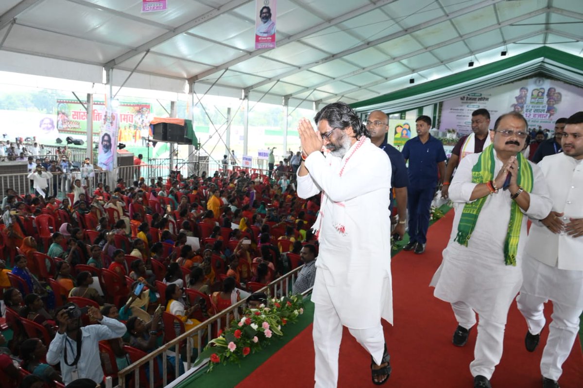 JharkhandCMO's tweet photo. पलामू प्रमंडल की महिलाओं को खुशियों का उपहार..
मुख्यमंत्री श्री @HemantSorenJMM पहुंचे मेदिनीनगर। झारखण्ड मुख्यमंत्री 
मंईयां सम्मान योजना के तहत लातेहार, मेदिनीनगर एवं गढ़वा की लाखों महिलाओं के बैंक खाता में हुआ सम्मान राशि का हस्तांतरण।
महिलाओं को सम्मान, दे रही आपकी सरकार। https://t.co/PAN85kTZhh