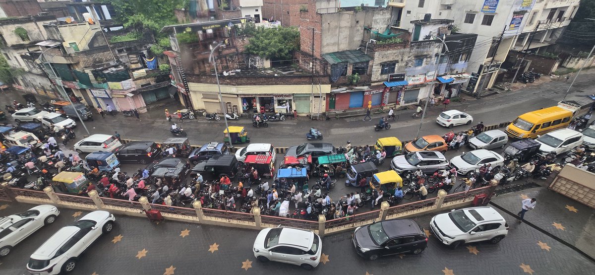 nnsushant's tweet photo. थोड़ी सी बारिश हुई नहीं की लगा बनारस में लंबा जाम #trrafic #jam #varanasi #kashi https://t.co/HzWC3gSnV4