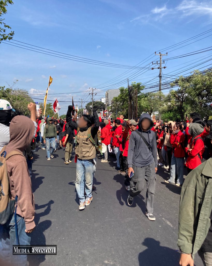 Mahasiswa Universitas Hasanuddin turun ke jalan memprotes langkah DPR RI yang diduga mengabaikan putusan Mahkamah Konstitusi. Mereka juga menolak adanya dugaan dinasti politik yang dianggap mencederai demokrasi.

Selengkapnya di linktr.ee/MediaEkonomi