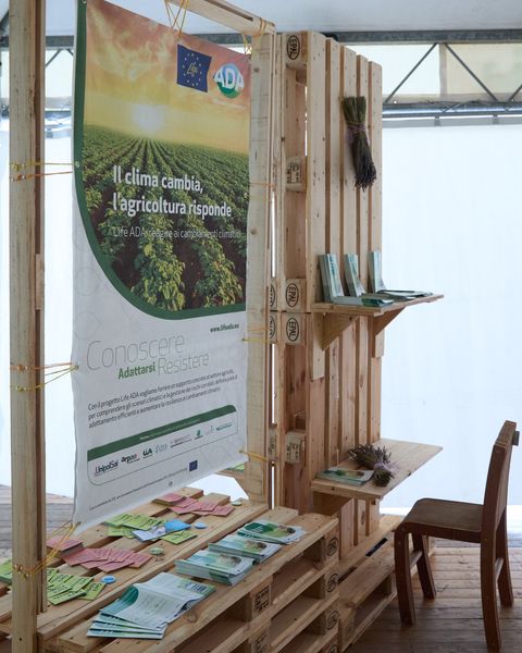Festambiente's tweet photo. 💛🌍A Festambiente 2024, nel Padiglione Agroecologia, per i visitatori del festival, il materiale informativo e una dimostrazione pratica sugli strumenti gratuiti che il Il progetto #LifeADA - ADaptation in Agriculture - di cui #Legambiente è partner – ha messo a disposizione💛 https://t.co/mSoc5Nxl0t