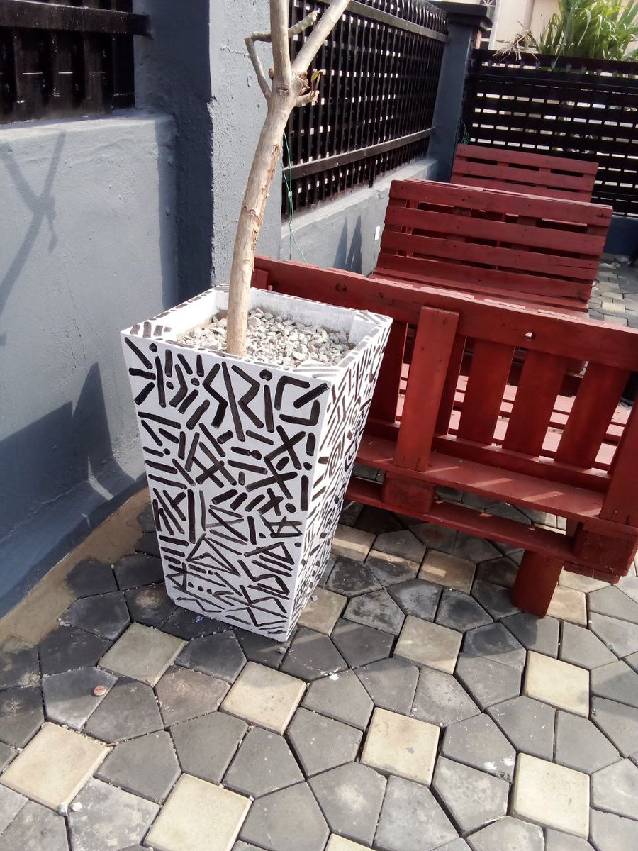 penratedarts's tweet photo. BLOOMING BEAUTY ALERT! 🌼🎨 
We're thrilled to share our stunning flower vase #MuralPainting in Bodija, Cocoa Bean, Ibadan! @penratedarts 
.
#penratedarts #muralart #wallmural #muralartist #muralpaintinginspiration #like #Share #retweet https://t.co/KXd4jxr95x