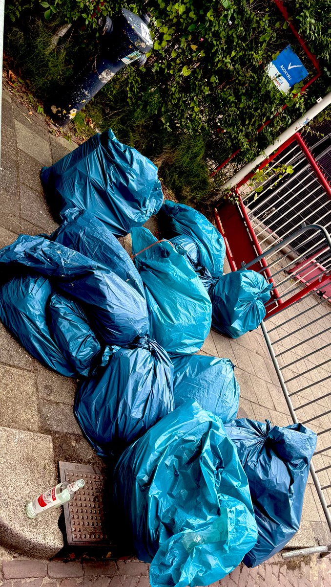OverlastLAGA's tweet image. Blijkbaar onvoldoende capaciteit in de vuilniswagen, de zakken liggen nu ‘gewoon’ op straat … @DSRVLAGA #Delft

@GemeenteDelft