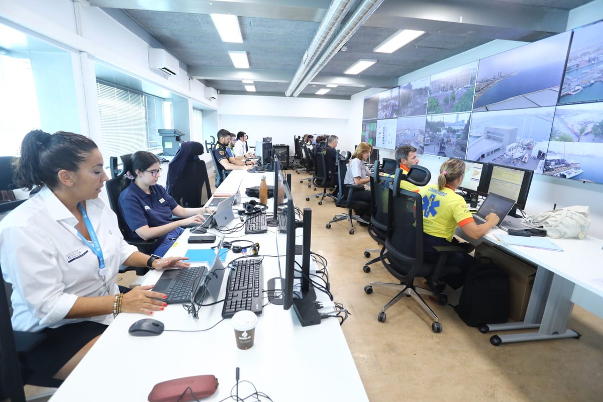 PortdeBarcelona's tweet image. 🚀 Accelerem les nostres inversions tecnològiques per garantir una gestió òptima de l'@americascup! 🔧

🌐Renovem la xarxa de fibra òptica, millorem la captura i analítica d'imatges i oferim el nostre 5G. Ens consolidem com un #SmartPort pioner! 🌐⚓️

🔗bit.ly/4dTwxBm