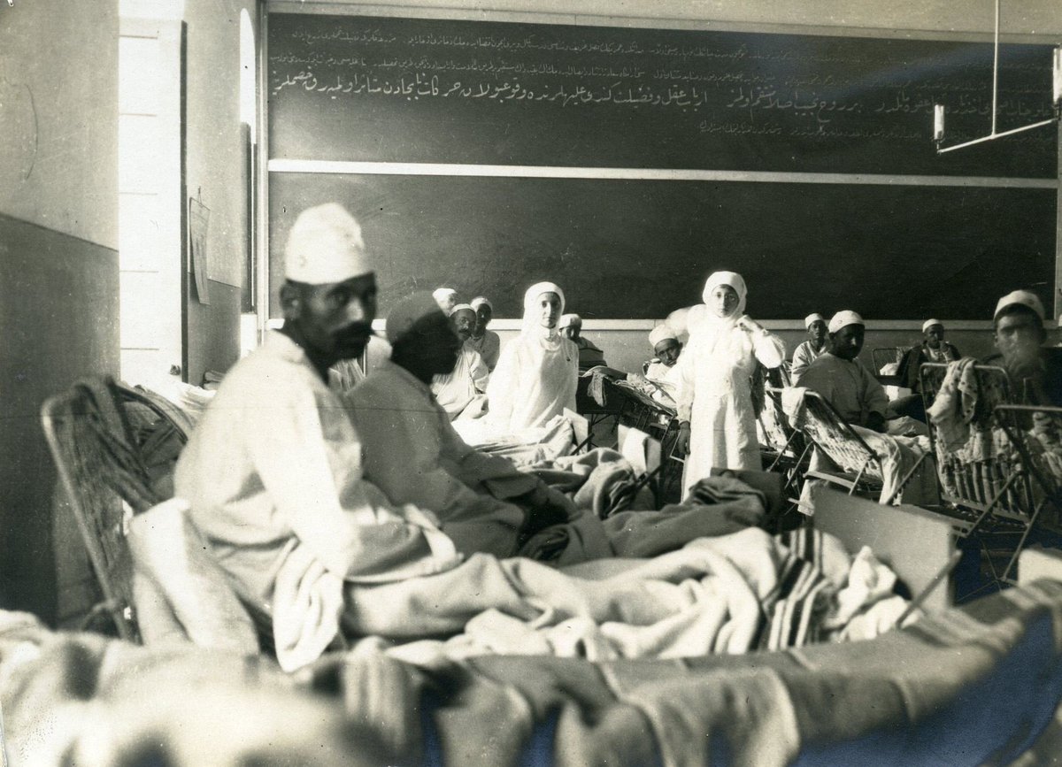 kizilayarsivi's tweet photo. 1915 | Hilal-i Ahmer Tıp Fakültesi Hastanesi 

Birinci Dünya Savaşı sırasında yaralıların tedavi edilmesi amacıyla Darülfünun Tıp Fakültesi’ni hastaneye dönüştüren Hilal-i Ahmer Cemiyeti, sınıfları koğuş haline getirerek hasta ve yaralılara tıbbi destek sağlamıştır. #KızılayArşivi