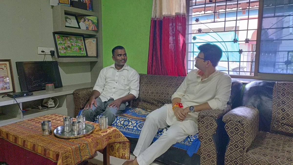 ghatge_raje's tweet photo. ज्ञानदान हे पवित्र कार्य!

आजरा तालुक्यातील झुलपेवाडी गावात दौऱ्यादरम्यान गेलो असता गावातील रहिवासी श्री. हणमंत सुतार यांच्या निवासस्थानी सदिच्छा भेट दिली. चिमणे गावात शिक्षक म्हणून कार्यरत असणाऱ्या सुतार सरांना नुकताच आदर्श शिक्षक पुरस्कार प्राप्त झाला असून याबद्दल त्यांचे अभिनंदन करत शुभेच्छा दिल्या. 

ज्ञानदानाचे पवित्र कार्य करणाऱ्या सुतार सरांचे कार्य अभिमानास्पद असून त्यांच्या हातून देशासाठी अनेक उज्ज्वल पिढ्या घडाव्या, अशी सदिच्छा व्यक्त केली आणि या कामात ��म्ही सदैव सोबत असल्याचा शब्द दिला.

#kagal #greetings #teacheraward #Congratulations