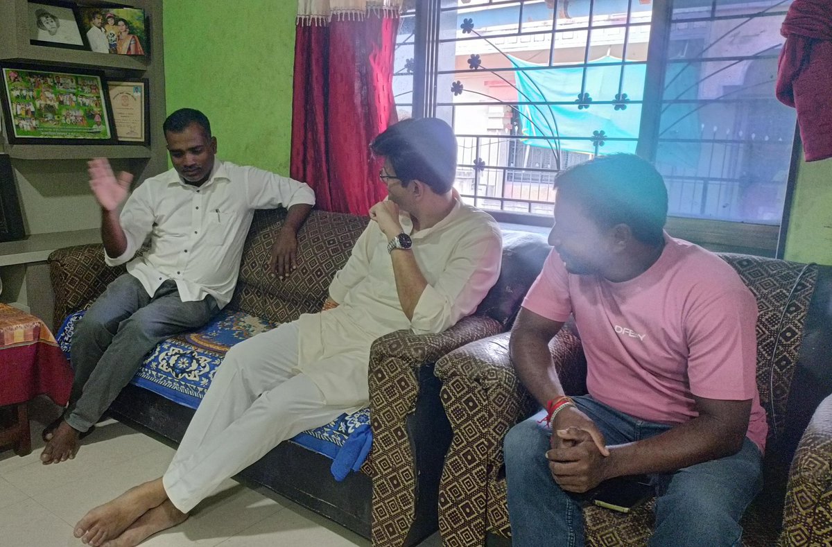 ghatge_raje's tweet photo. ज्ञानदान हे पवित्र कार्य!

आजरा तालुक्यातील झुलपेवाडी गावात दौऱ्यादरम्यान गेलो असता गावातील रहिवासी श्री. हणमंत सुतार यांच्या निवासस्थानी सदिच्छा भेट दिली. चिमणे गावात शिक्षक म्हणून कार्यरत असणाऱ्या सुतार सरांना नुकताच आदर्श शिक्षक पुरस्कार प्राप्त झाला असून याबद्दल त्यांचे अभिनंदन करत शुभेच्छा दिल्या. 

ज्ञानदानाचे पवित्र कार्य करणाऱ्या सुतार सरांचे कार्य अभिमानास्पद असून त्यांच्या हातून देशासाठी अनेक उज्ज्वल पिढ्या घडाव्या, अशी सदिच्छा व्यक्त केली आणि या कामात ��म्ही सदैव सोबत असल्याचा शब्द दिला.

#kagal #greetings #teacheraward #Congratulations